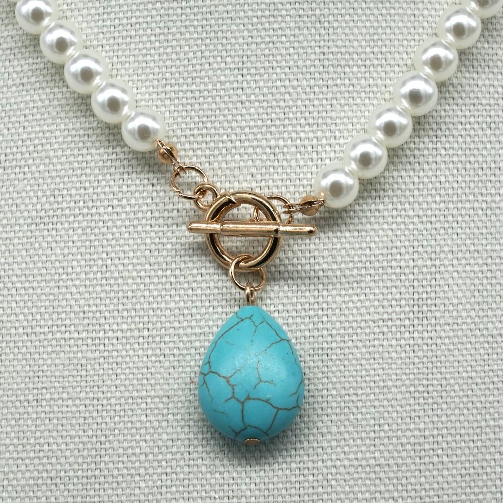 Turquoise stone with pearl chain. Toggle clasp. - Picture 4 of 4